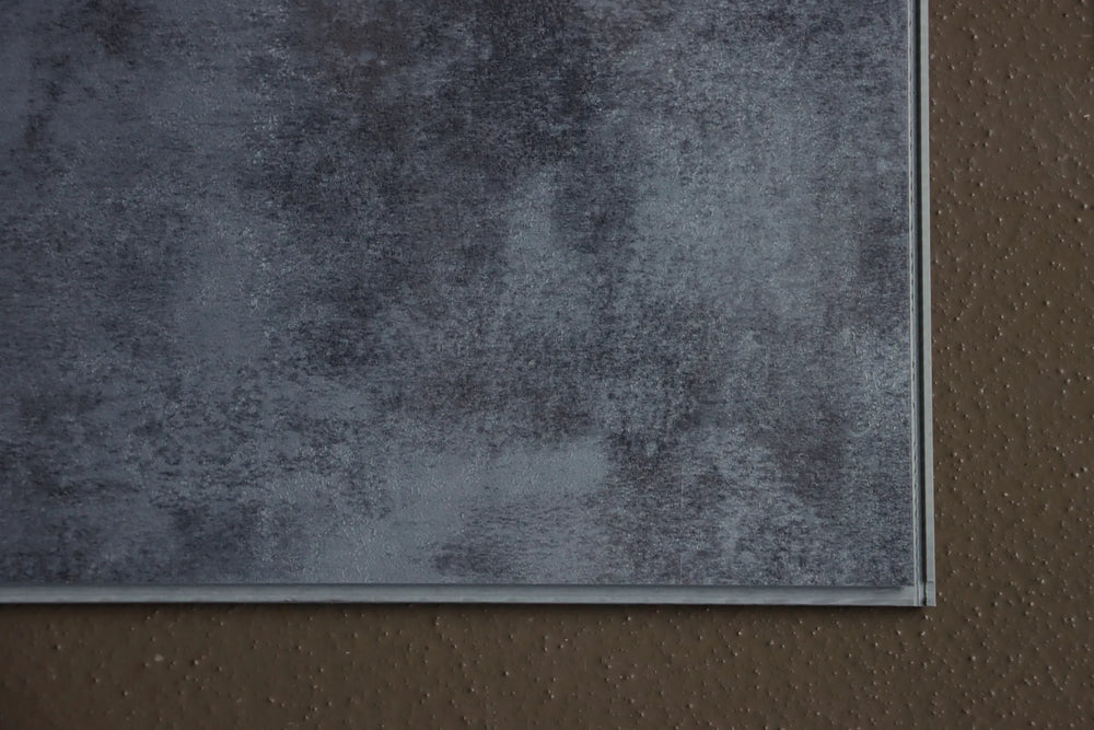 Vinylboden Scintillante von Vundament mit Fokus auf die I4F-Klickverbindung.